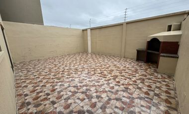 En alquiler casa de 3 dormitorios en Urb. La Romareda.