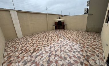 En alquiler casa de 3 dormitorios en Urb. La Romareda.