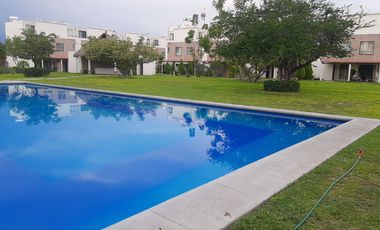 Casa de tres recámaras, modelo Amatista,  frente a la alberca, en Real Santa Fe Residencial, Xochitepec, Mor.