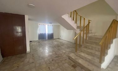 VENTA- AMPLIA CASA EN VILLA LAZARO CARDENAS, TLALPAN. CERCA CALZ. ACOXPA.