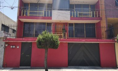VENTA- AMPLIA CASA EN VILLA LAZARO CARDENAS, TLALPAN. CERCA CALZ. ACOXPA.