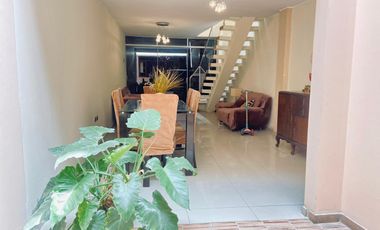 Vendo Casa de 3 Pisos en Comas