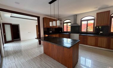 For Lease: 5 Bedrooms House & Lot in Portofino South, Almanza Dos Las Pinas City