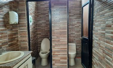 SE VENDE CASA (OFICINA o BODEGA) DE 2 PLANTAS 252 M2. DE CONSTRUCCIÓN, QUININDE – ESMERALDAS - ECUADOR