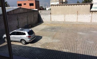 SE VENDE LOCAL COMERCIAL, OFICINAS, BODEGA Y PATIO 345 MTS. DE CONSTRUCCIÓN, NORTE DE QUITO – PONCEANO ALTO – QUITO – PICHINCHA - ECUADOR
