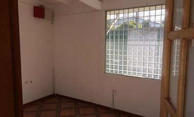 SE VENDE LOCAL COMERCIAL, OFICINAS, BODEGA Y PATIO 345 MTS. DE CONSTRUCCIÓN, NORTE DE QUITO – PONCEANO ALTO – QUITO – PICHINCHA - ECUADOR