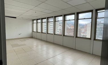 Excelente oficina ubicada en zona comercial Bogotá