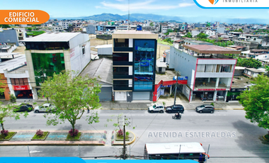 VENDO EDIFICIO COMERCIAL en Avenida Esmeraldas cerca al Terminal de Santo Domingo