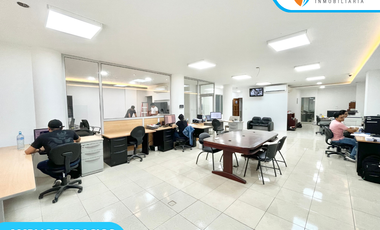 VENDO EDIFICIO COMERCIAL en Avenida Esmeraldas cerca al Terminal de Santo Domingo