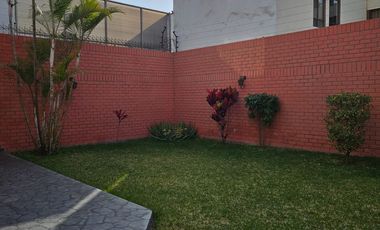 Surco Urb. La Castellana, casa en alquiler frente a parque
