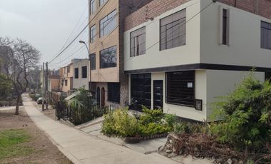 Venta De Amplia Casa En El Distrito De Ate, frente a parque, 2 Pisos, Azotea Y Base Para 5 Pisos - Precio Negociable.