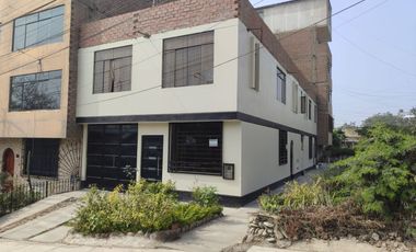 Venta De Amplia Casa En El Distrito De Ate, frente a parque, 2 Pisos, Azotea Y Base Para 5 Pisos - Precio Negociable.