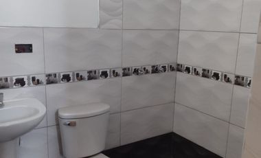 Venta De Amplia Casa En El Distrito De Ate, frente a parque, 2 Pisos, Azotea Y Base Para 5 Pisos - Precio Negociable.
