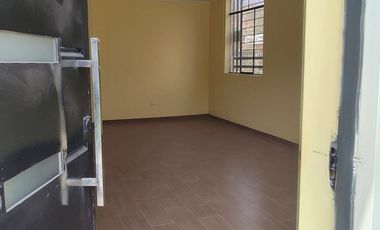 Venta De Amplia Casa En El Distrito De Ate, frente a parque, 2 Pisos, Azotea Y Base Para 5 Pisos - Precio Negociable.