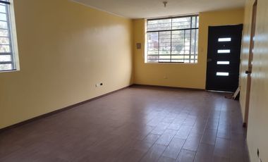 Venta De Amplia Casa En El Distrito De Ate, frente a parque, 2 Pisos, Azotea Y Base Para 5 Pisos - Precio Negociable.