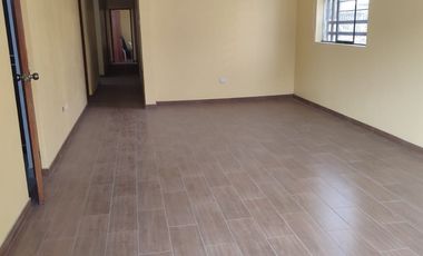 Venta De Amplia Casa En El Distrito De Ate, frente a parque, 2 Pisos, Azotea Y Base Para 5 Pisos - Precio Negociable.