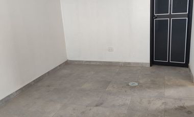 Venta De Amplia Casa En El Distrito De Ate, frente a parque, 2 Pisos, Azotea Y Base Para 5 Pisos - Precio Negociable.