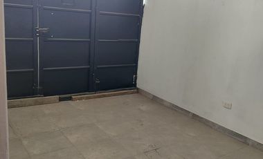 Venta De Amplia Casa En El Distrito De Ate, frente a parque, 2 Pisos, Azotea Y Base Para 5 Pisos - Precio Negociable.