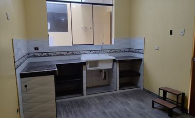 Venta De Amplia Casa En El Distrito De Ate, frente a parque, 2 Pisos, Azotea Y Base Para 5 Pisos - Precio Negociable.