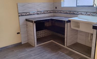 Venta De Amplia Casa En El Distrito De Ate, frente a parque, 2 Pisos, Azotea Y Base Para 5 Pisos - Precio Negociable.