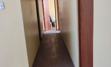 Venta De Amplia Casa En El Distrito De Ate, frente a parque, 2 Pisos, Azotea Y Base Para 5 Pisos - Precio Negociable.