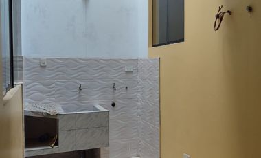Venta De Amplia Casa En El Distrito De Ate, frente a parque, 2 Pisos, Azotea Y Base Para 5 Pisos - Precio Negociable.