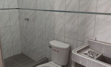 Venta De Amplia Casa En El Distrito De Ate, frente a parque, 2 Pisos, Azotea Y Base Para 5 Pisos - Precio Negociable.