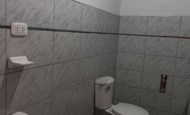 Venta De Amplia Casa En El Distrito De Ate, frente a parque, 2 Pisos, Azotea Y Base Para 5 Pisos - Precio Negociable.