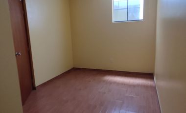 Venta De Amplia Casa En El Distrito De Ate, frente a parque, 2 Pisos, Azotea Y Base Para 5 Pisos - Precio Negociable.