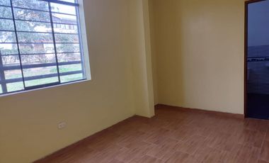 Venta De Amplia Casa En El Distrito De Ate, frente a parque, 2 Pisos, Azotea Y Base Para 5 Pisos - Precio Negociable.