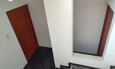 Venta De Amplia Casa En El Distrito De Ate, frente a parque, 2 Pisos, Azotea Y Base Para 5 Pisos - Precio Negociable.