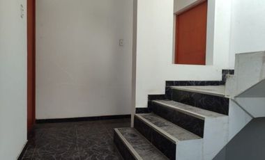 Venta De Amplia Casa En El Distrito De Ate, frente a parque, 2 Pisos, Azotea Y Base Para 5 Pisos - Precio Negociable.