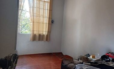 Venta De Amplia Casa En El Distrito De Ate, frente a parque, 2 Pisos, Azotea Y Base Para 5 Pisos - Precio Negociable.