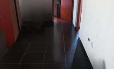Venta De Amplia Casa En El Distrito De Ate, frente a parque, 2 Pisos, Azotea Y Base Para 5 Pisos - Precio Negociable.