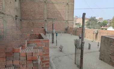 Venta De Amplia Casa En El Distrito De Ate, frente a parque, 2 Pisos, Azotea Y Base Para 5 Pisos - Precio Negociable.