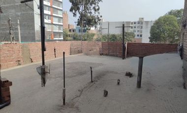 Venta De Amplia Casa En El Distrito De Ate, frente a parque, 2 Pisos, Azotea Y Base Para 5 Pisos - Precio Negociable.