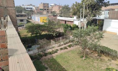 Venta De Amplia Casa En El Distrito De Ate, frente a parque, 2 Pisos, Azotea Y Base Para 5 Pisos - Precio Negociable.