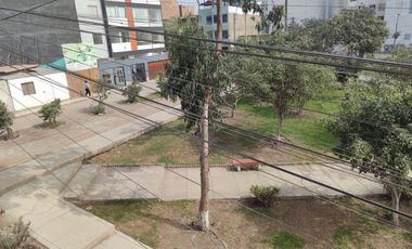 Venta De Amplia Casa En El Distrito De Ate, frente a parque, 2 Pisos, Azotea Y Base Para 5 Pisos - Precio Negociable.