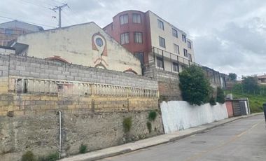 Terreno esquinero en venta 301m2 sector Puerto de Palos Cuenca