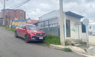 Terreno esquinero en venta 301m2 sector Puerto de Palos Cuenca