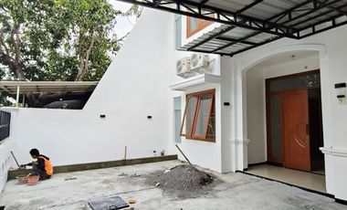 Di jual / Disewakan Rumah  Mewah 2 Lt Baru Renovasi Di Dukuh Kupang Timur