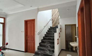 Di jual / Disewakan Rumah  Mewah 2 Lt Baru Renovasi Di Dukuh Kupang Timur