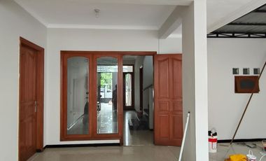 Di jual / Disewakan Rumah  Mewah 2 Lt Baru Renovasi Di Dukuh Kupang Timur