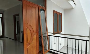 Di jual / Disewakan Rumah  Mewah 2 Lt Baru Renovasi Di Dukuh Kupang Timur