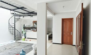 Di jual / Disewakan Rumah  Mewah 2 Lt Baru Renovasi Di Dukuh Kupang Timur