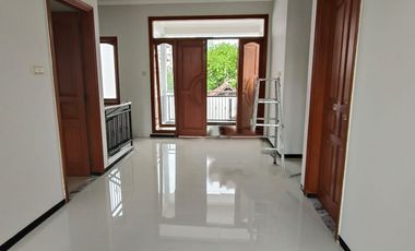 Di jual / Disewakan Rumah  Mewah 2 Lt Baru Renovasi Di Dukuh Kupang Timur