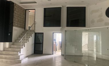 Alquilo oficina/bodega comercial en La Bahia Edificio Comercial El Dorado, centro de Guayaquil.