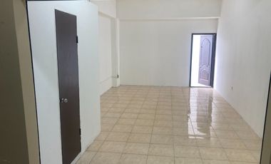 Alquilo oficina/bodega comercial en La Bahia Edificio Comercial El Dorado, centro de Guayaquil.