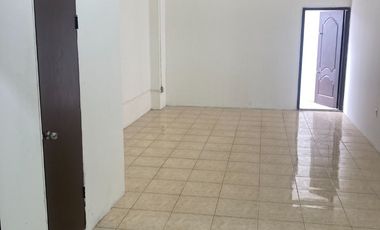 Alquilo oficina/bodega comercial en La Bahia Edificio Comercial El Dorado, centro de Guayaquil.