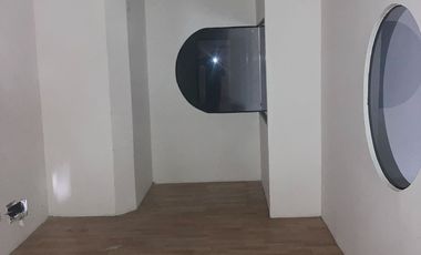 Alquilo oficina/bodega comercial en La Bahia Edificio Comercial El Dorado, centro de Guayaquil.